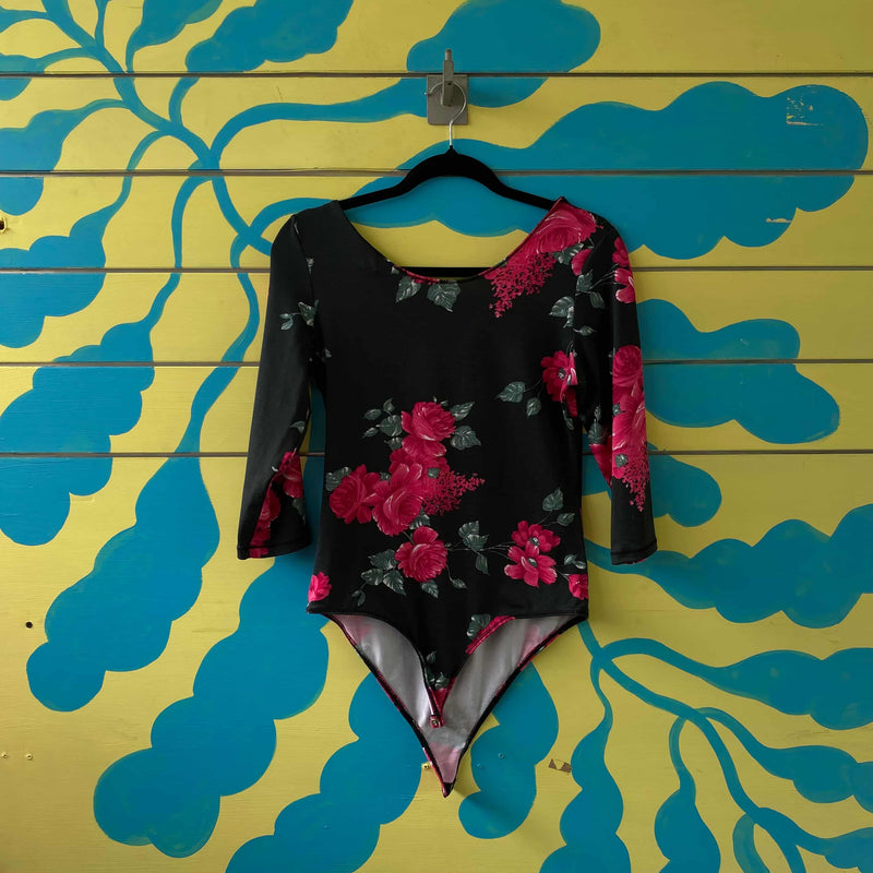 Body manga larga negro con flores rosadas - Image 1
