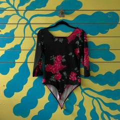 Body manga larga negro con flores rosadas