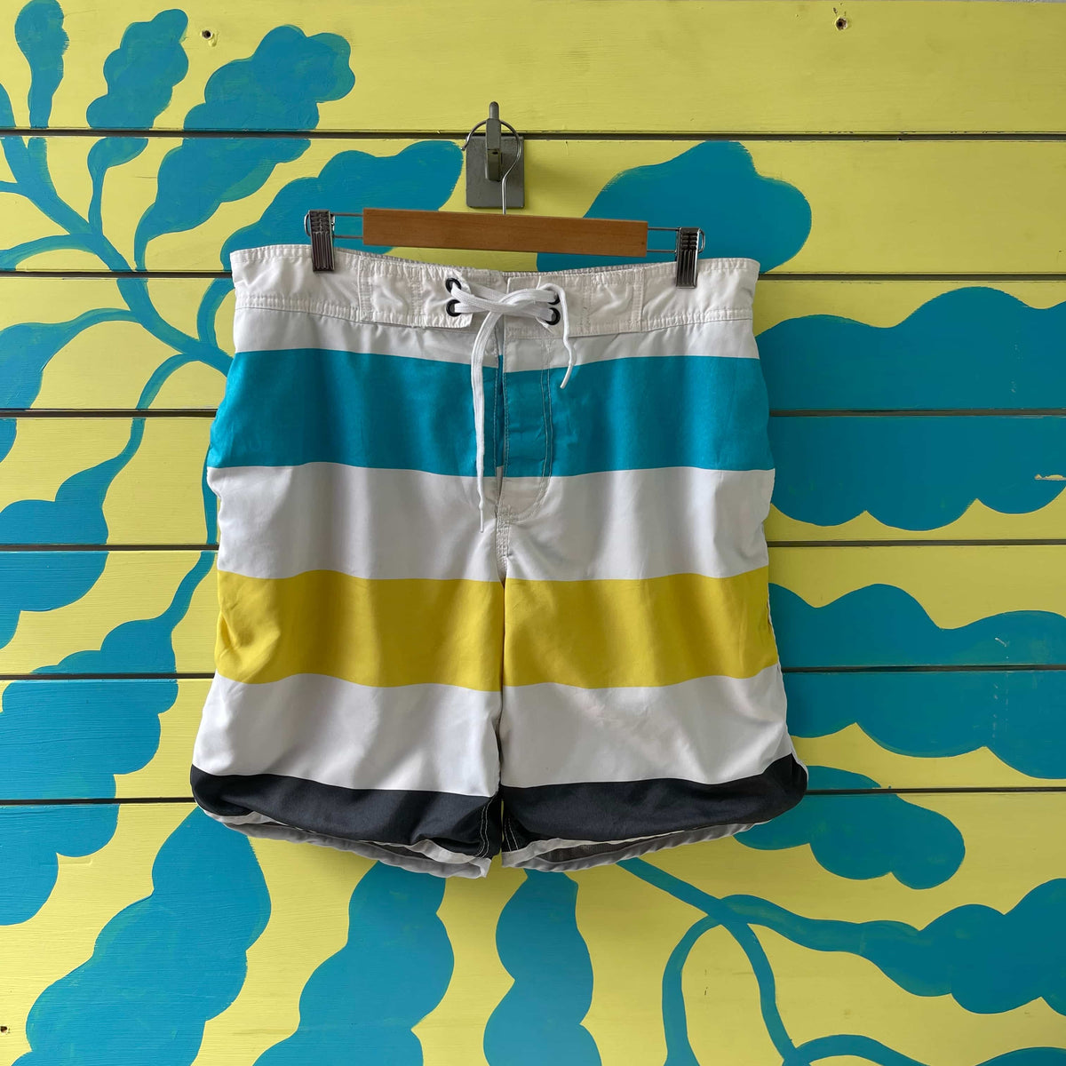 Pantaloneta rayas blanca azul y amarilla