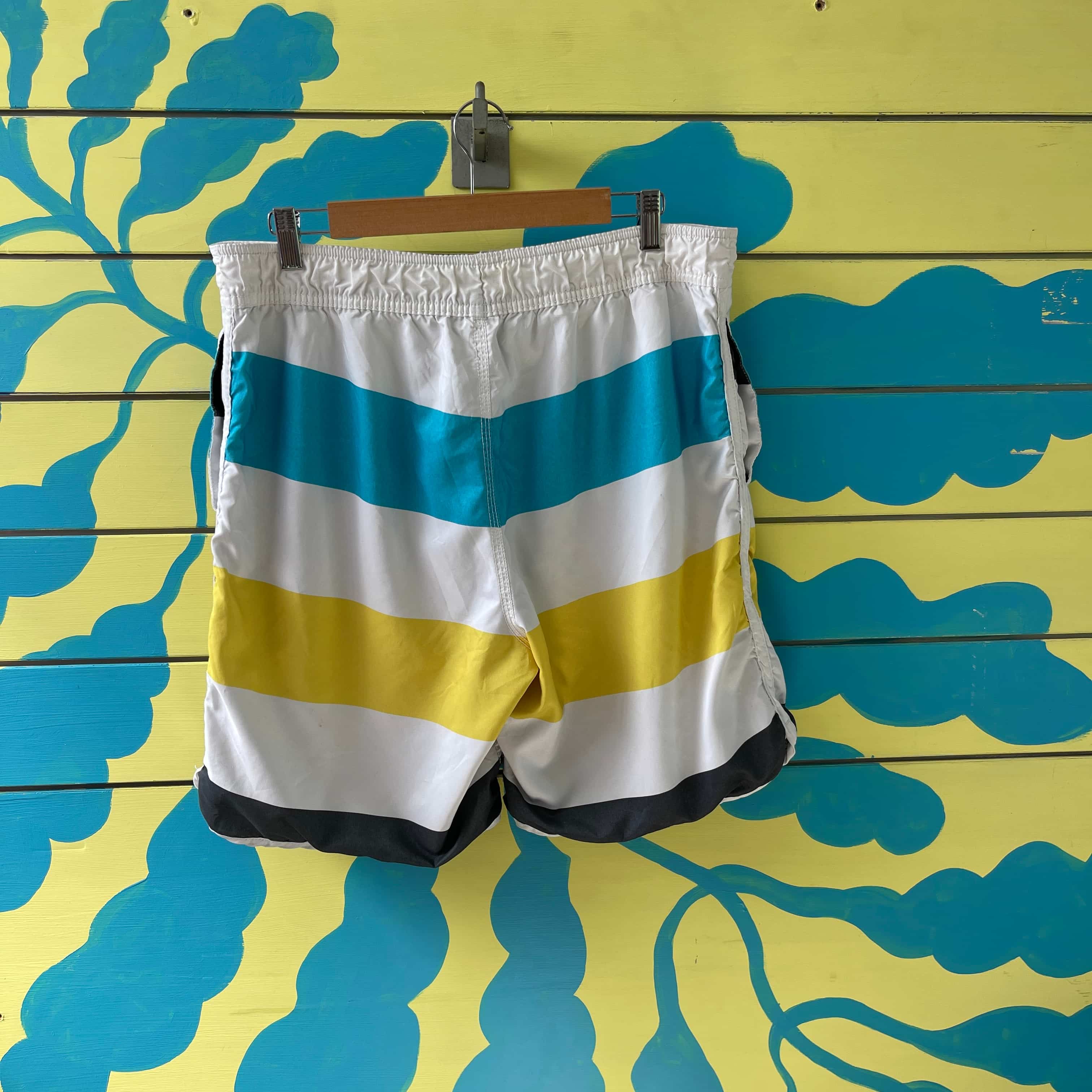 Pantaloneta rayas blanca azul y amarilla