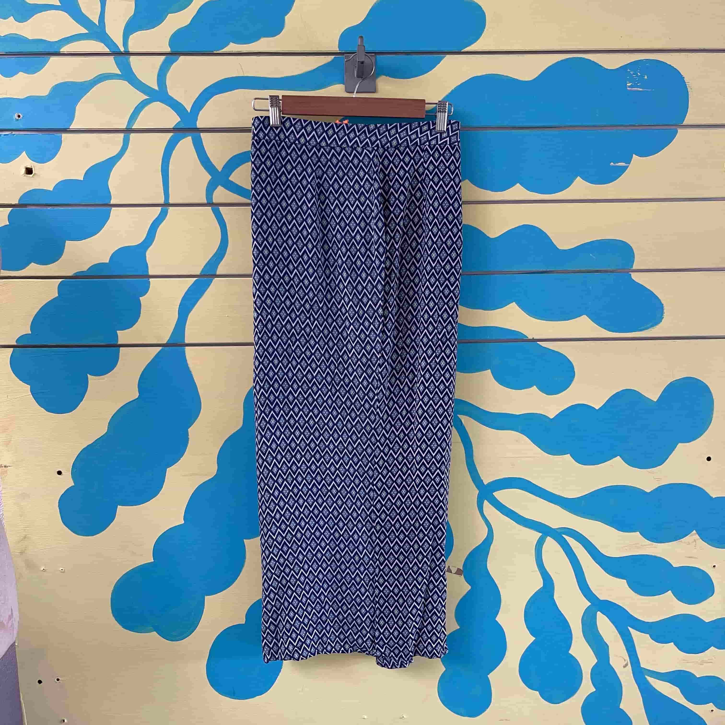 Falda azul de rombos