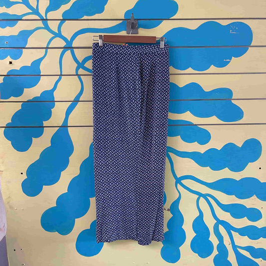 Falda azul de rombos