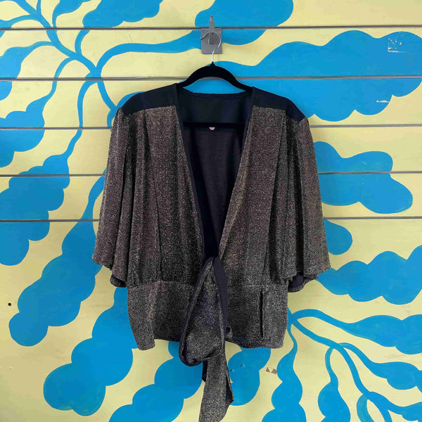 Blusa brillante dorada