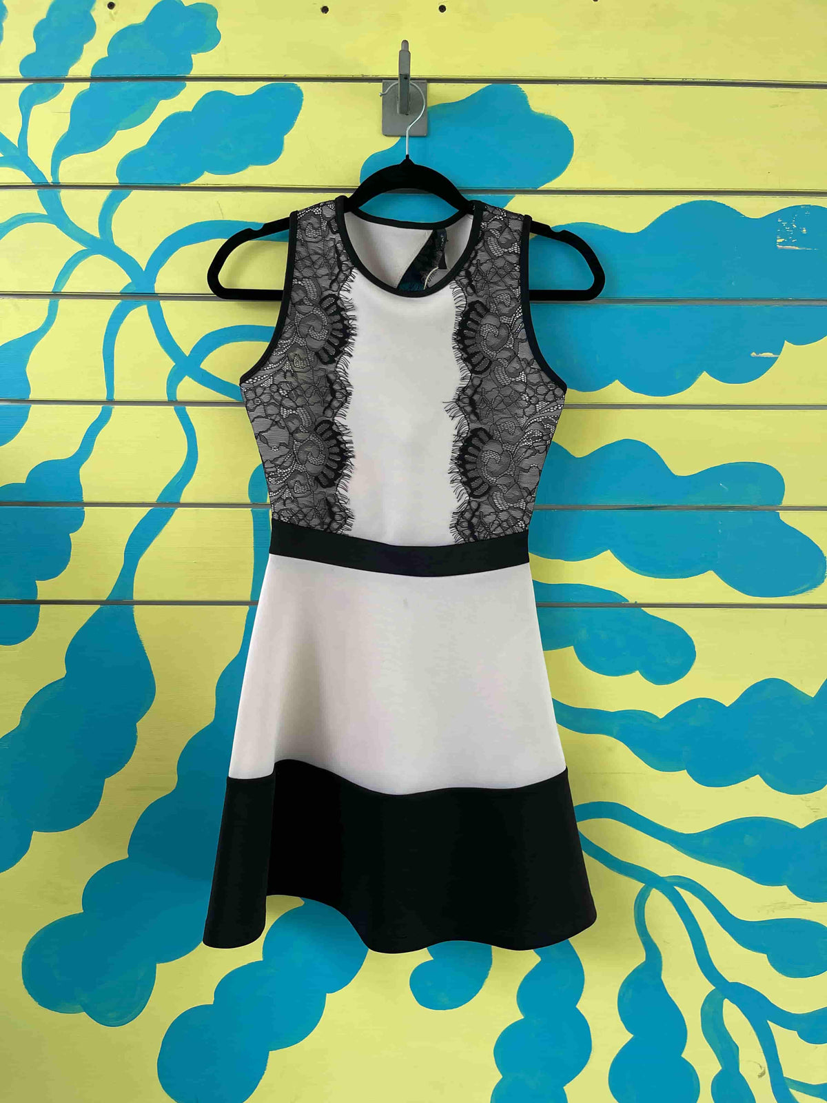 Vestido blanco y negro