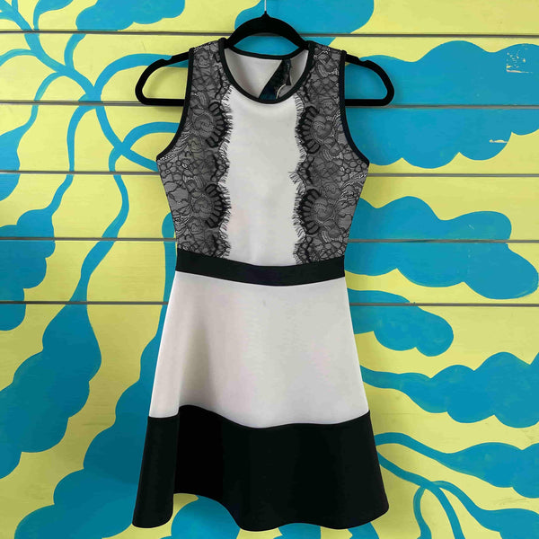 Vestido blanco y negro