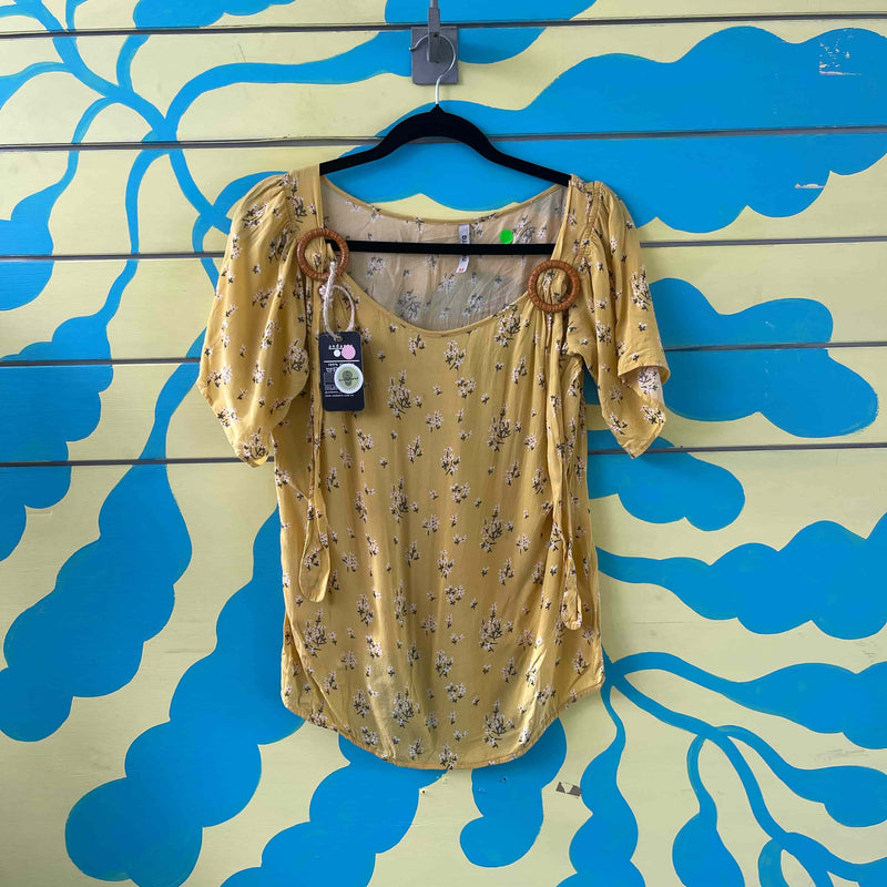 Blusa amarilla con flores - Image 1