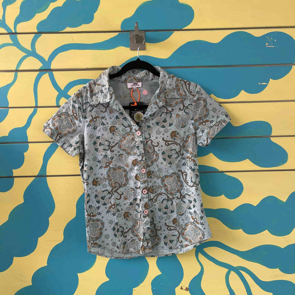 Camiseta azul con figuras