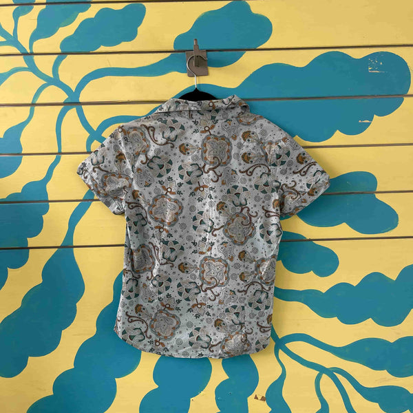 Camiseta azul con figuras - Secondary