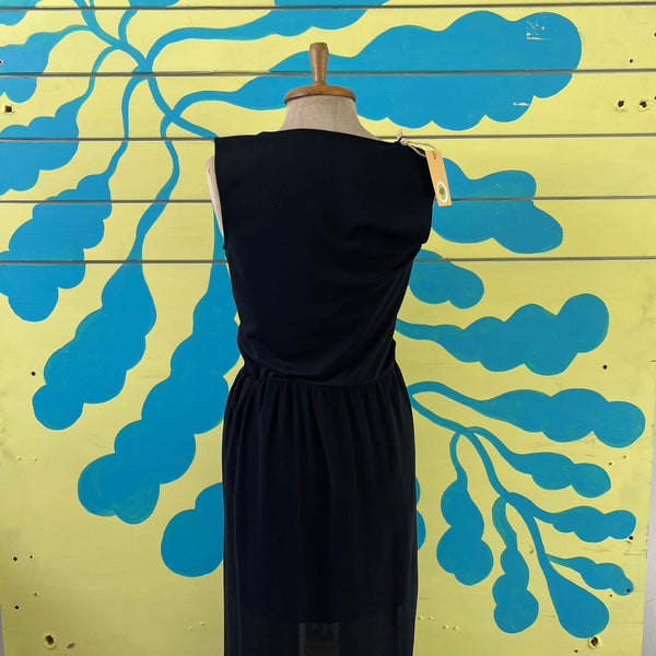 Vestido negro de cuello profundo - Secondary