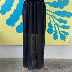 Vestido negro de cuello profundo
