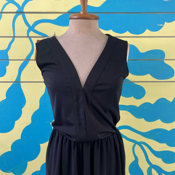 Vestido negro de cuello profundo