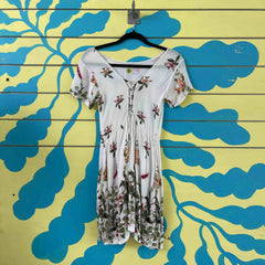 Vestido blanco de floresamarillas y rojas