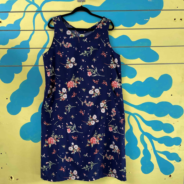 Vestido azul oscuro con florez