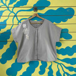 Blusa gris con flores bordadas - Thumbnail 1