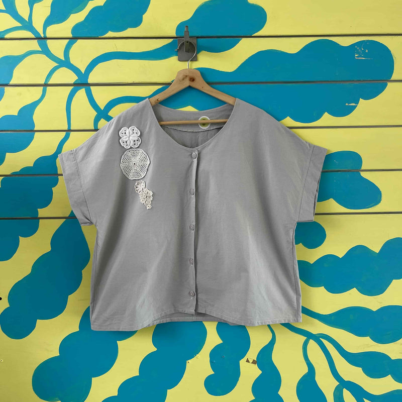 Blusa gris con flores bordadas - Image 1