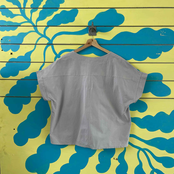 Blusa gris con flores bordadas - Secondary