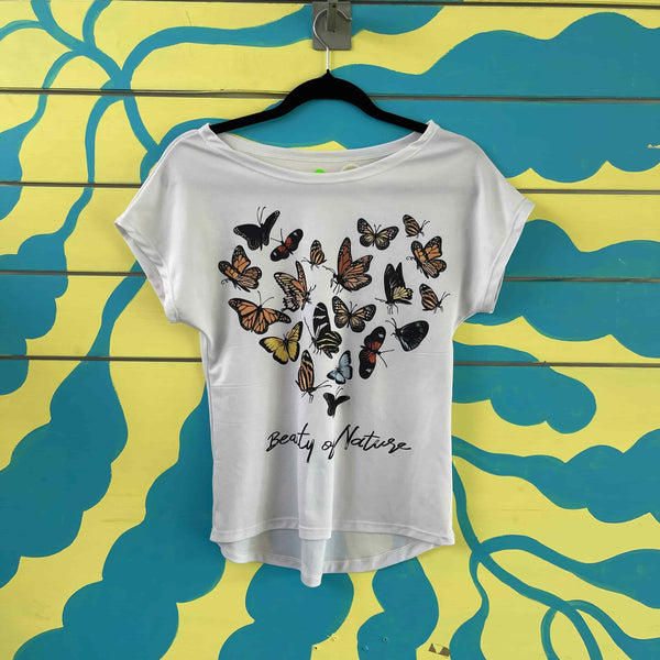 Camiseta blanca de mariposas