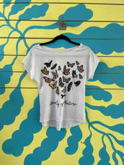 Camiseta blanca de mariposas
