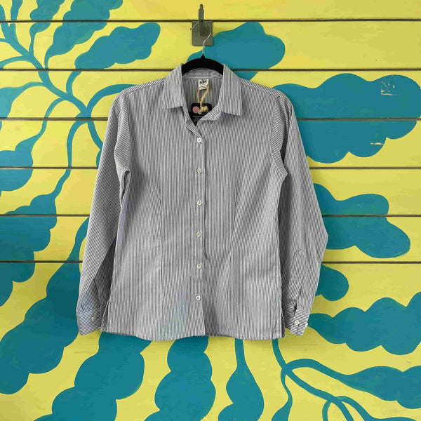 Camisa de rayas azules y blancas