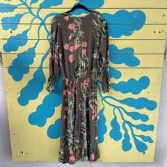 Vestido verde con flores salmon