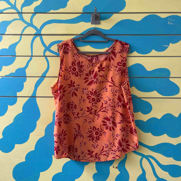 Blusa naranja flores rojas