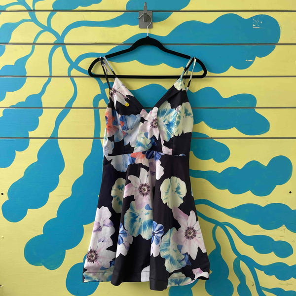 Vestio negro de tirantes con flores grandes