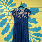 Vestido azul con hojas blancas en el cuello y falda - Thumbnail 2
