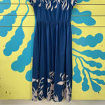 Vestido azul con hojas blancas en el cuello y falda - Thumbnail 3