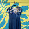 Vestido azul con hojas blancas en el cuello y falda