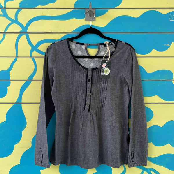 Blusa gris de bolas en la espalda