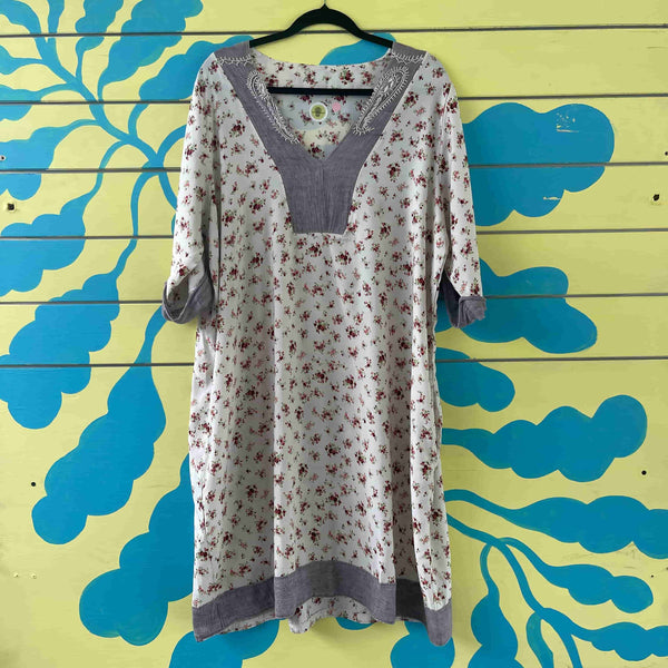 Vestido blanco de flores rojas pequeñas