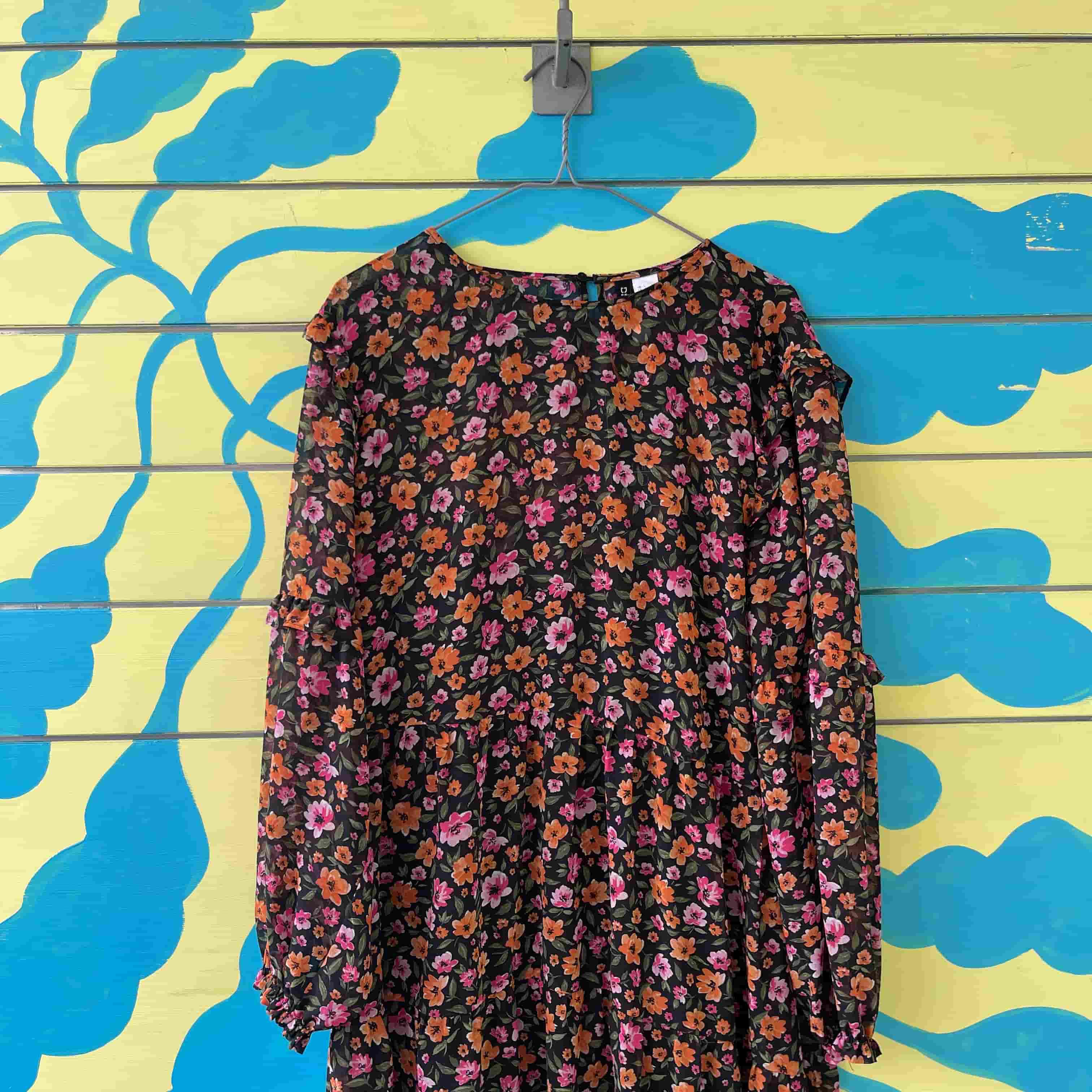 Vestido Negro con flores rosa y naranja