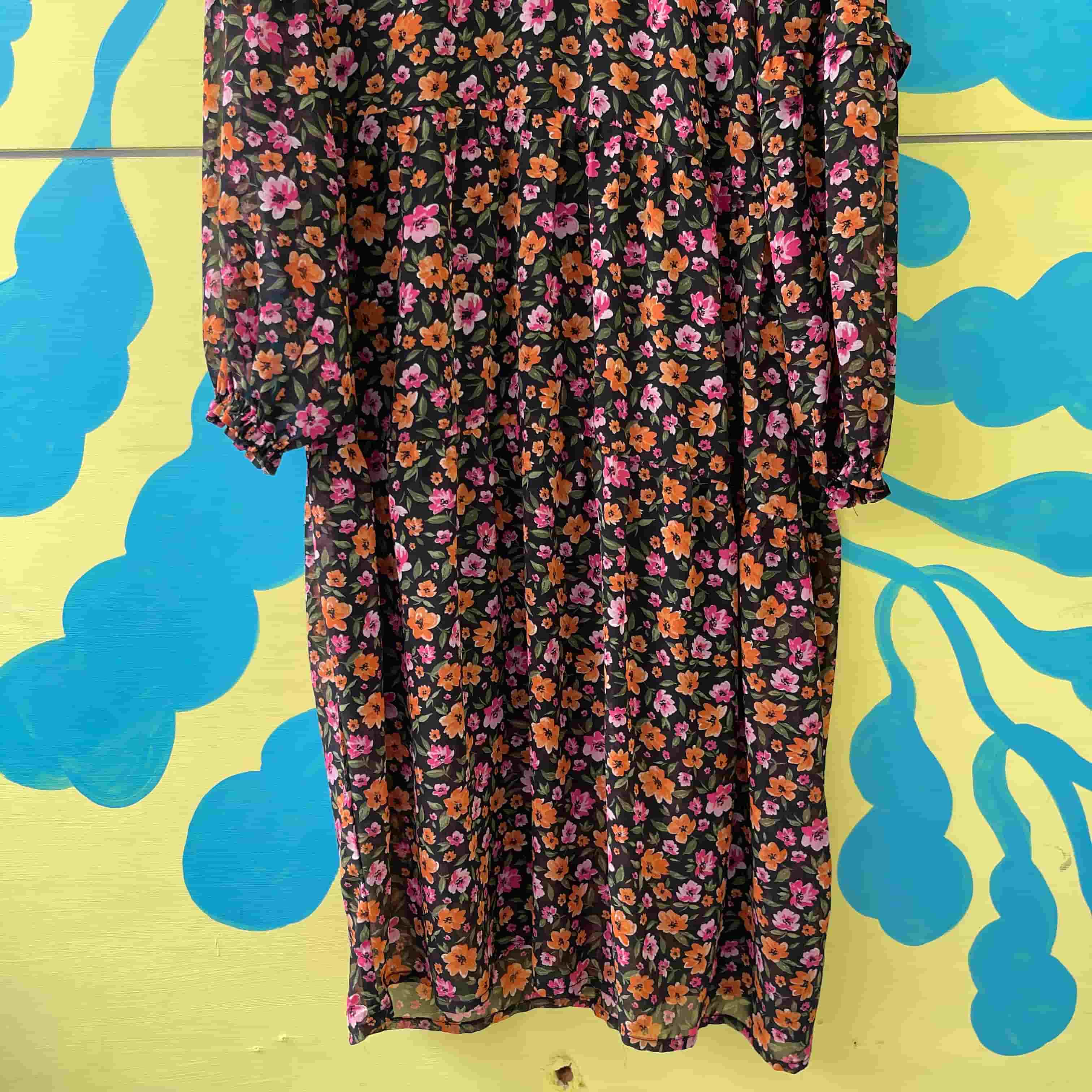 Vestido Negro con flores rosa y naranja