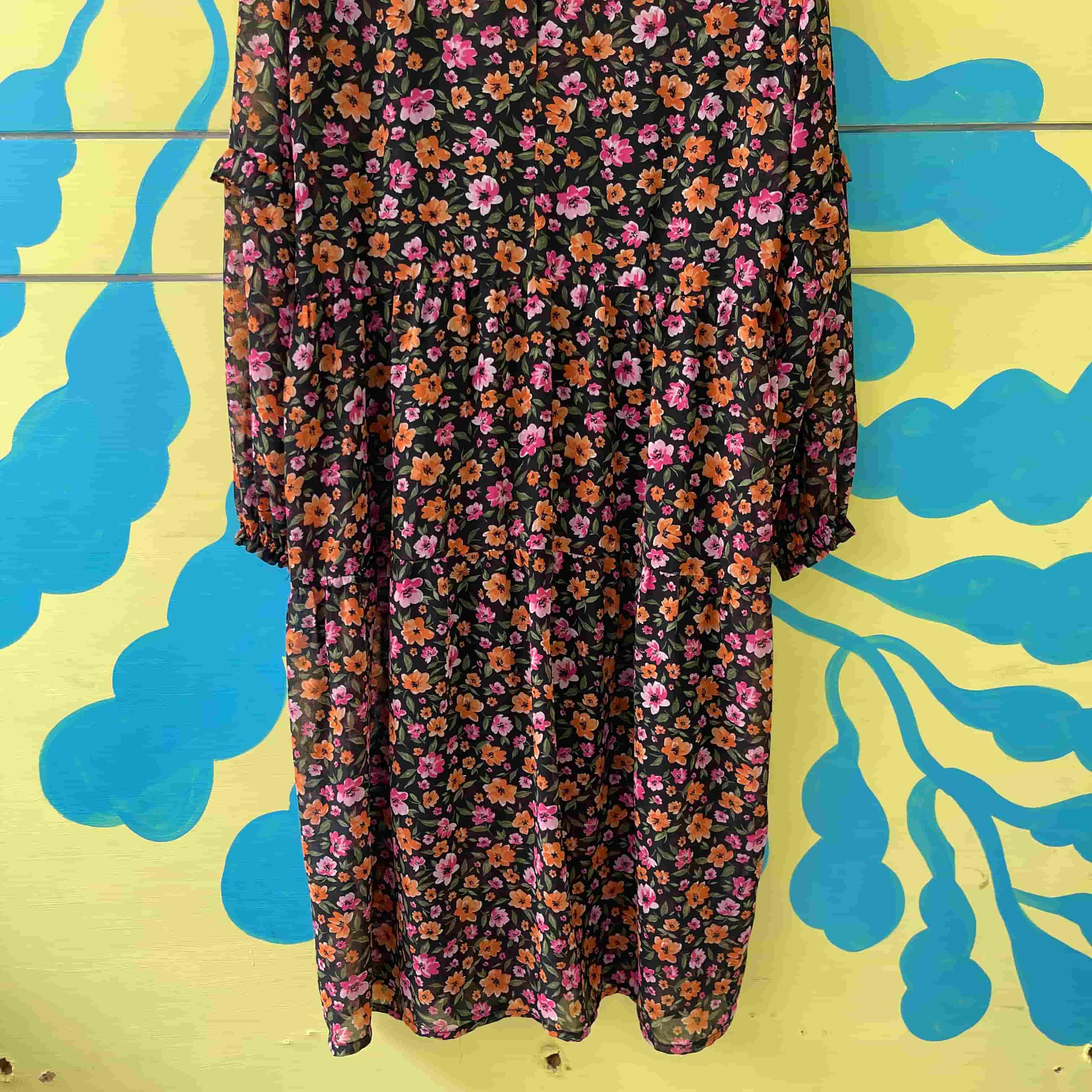 Vestido Negro con flores rosa y naranja