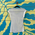 Camiseta blanca con encaje en el cuello - Thumbnail 2