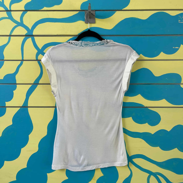 Camiseta blanca con encaje en el cuello - Secondary