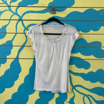 Camiseta blanca con encaje en el cuello - Thumbnail 1