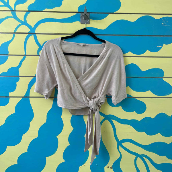 Blusa corta de lino beige