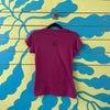 Camiseta morada con estampado