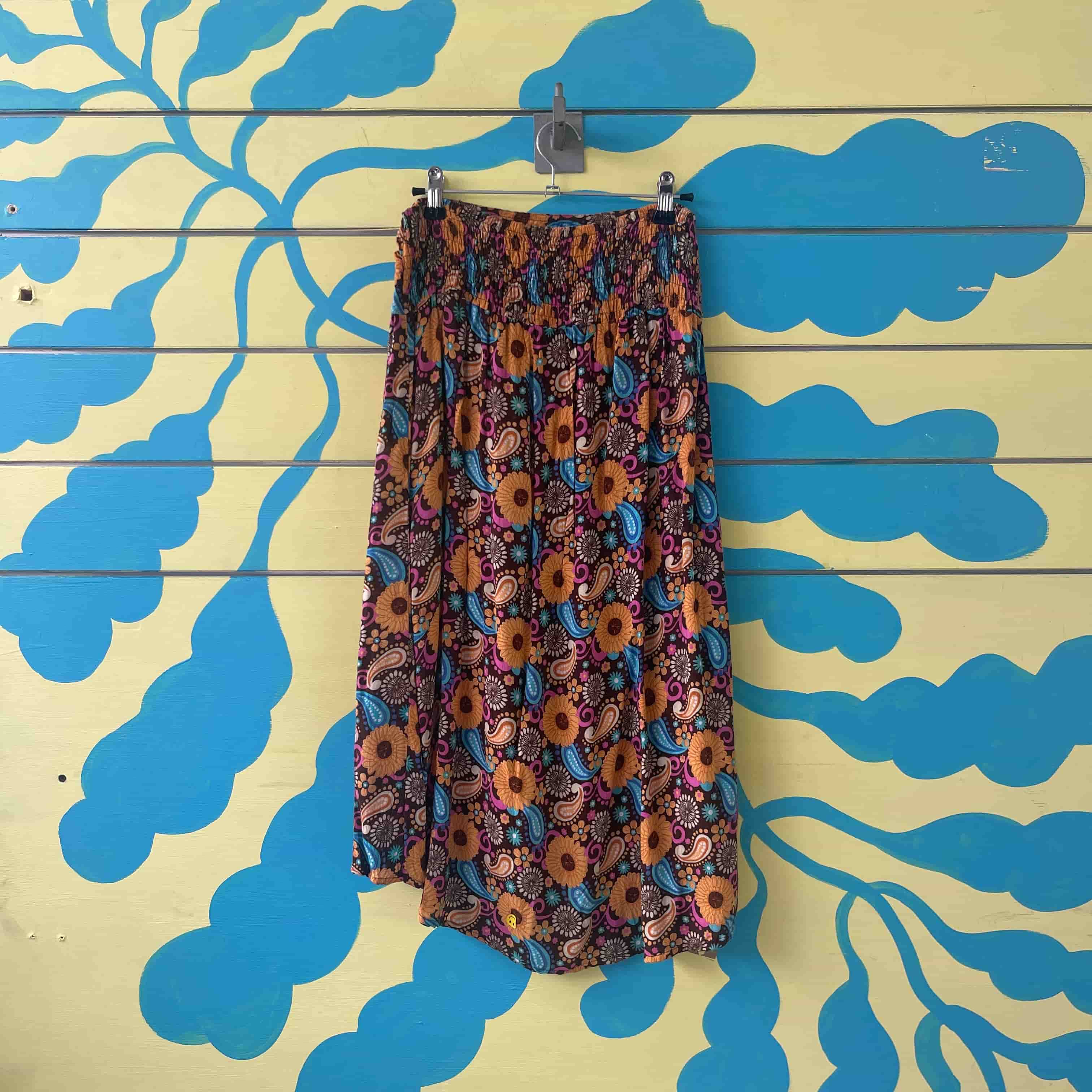 Falda cafe con flores