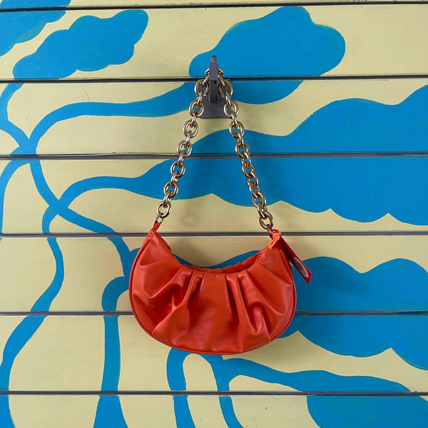 Bolso naranja con cadena