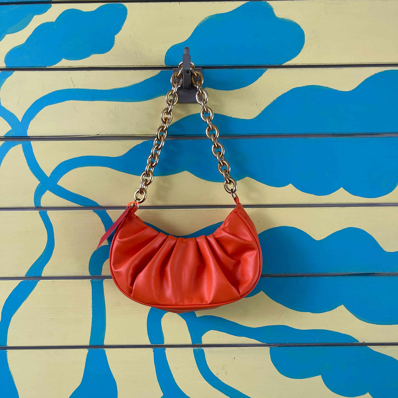 Bolso naranja con cadena - Image 2