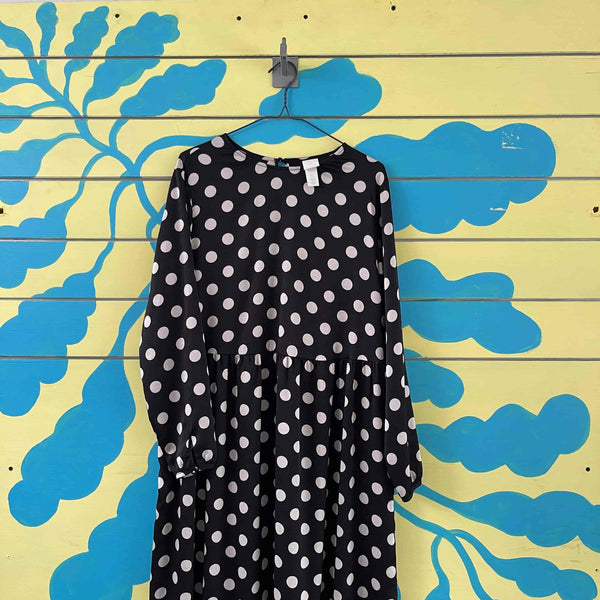 Vestido negro de bolas blancas talla M