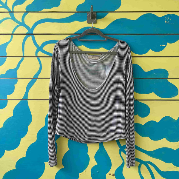 Blusa blanca de rayas negra
