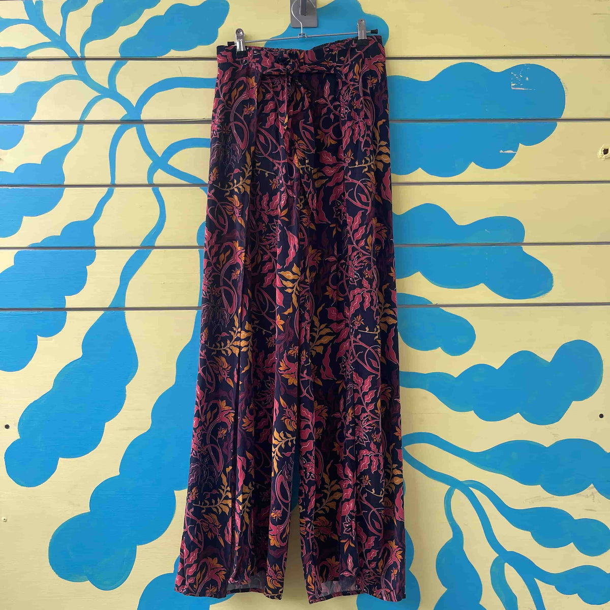 Pantalon negro con jaspeados amarillos cafes talla 26
