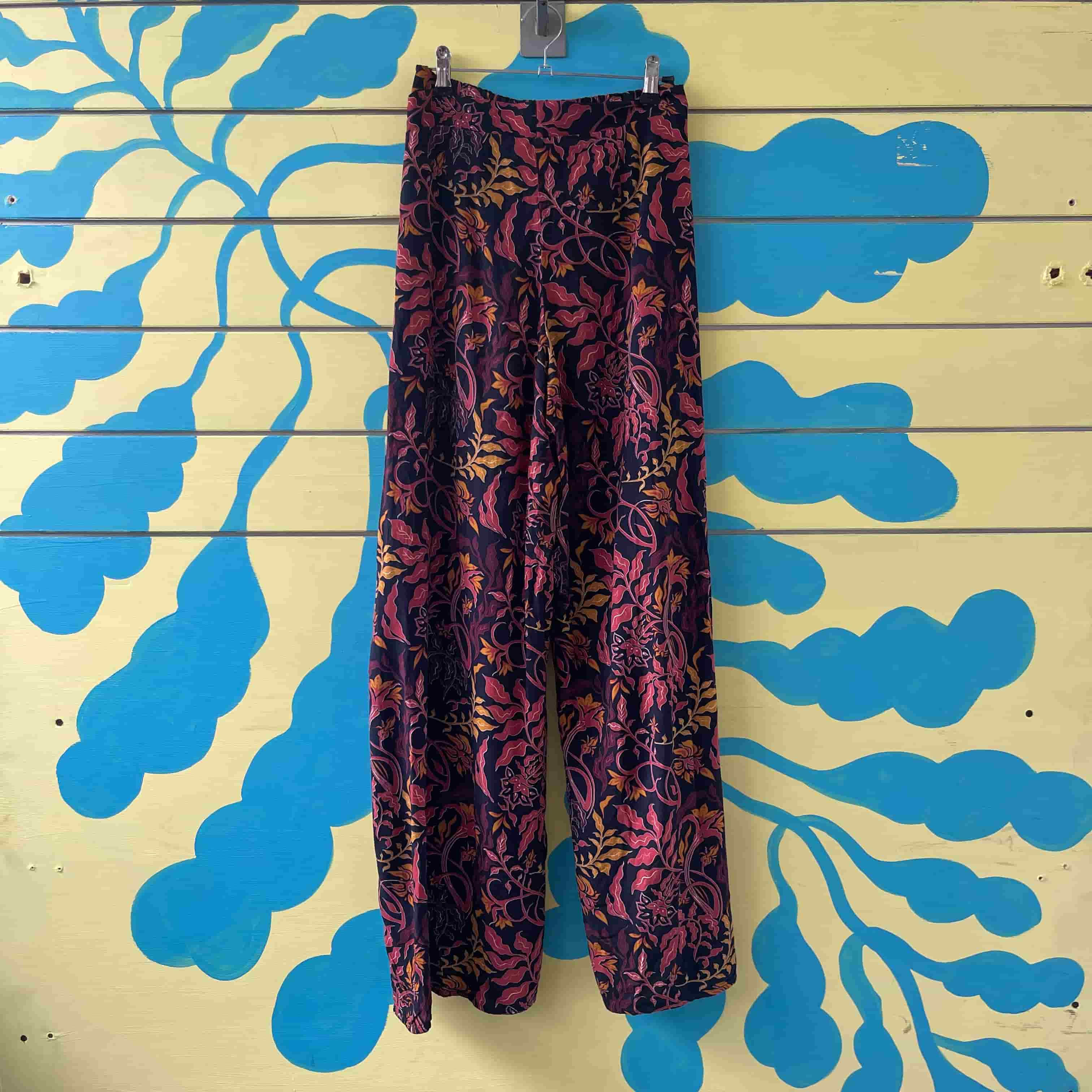 Pantalon negro con jaspeados amarillos cafes talla 26