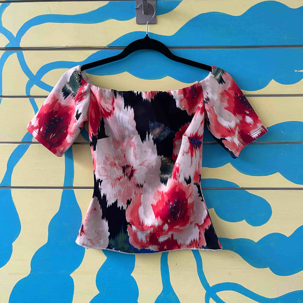 Camiseta blanca con manchas rojas talla S