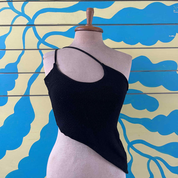 Blusa negra asimetrica talla S