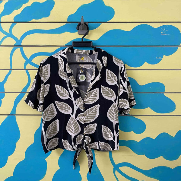 Camisa negra hojas verdes talla M
