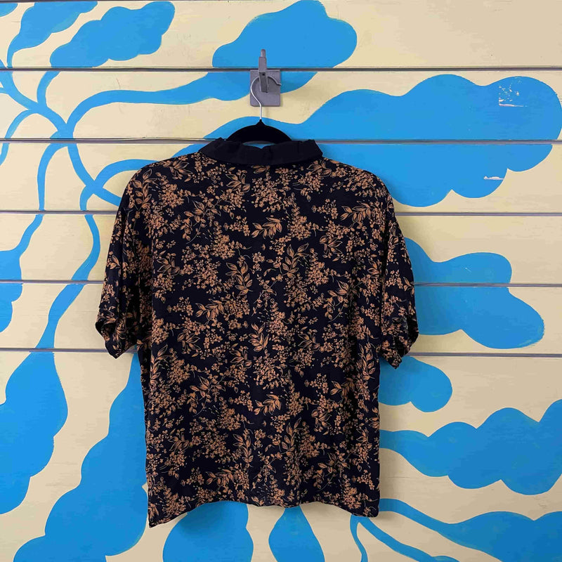 Camisa negra con flores amarillas Talla M - Image 2